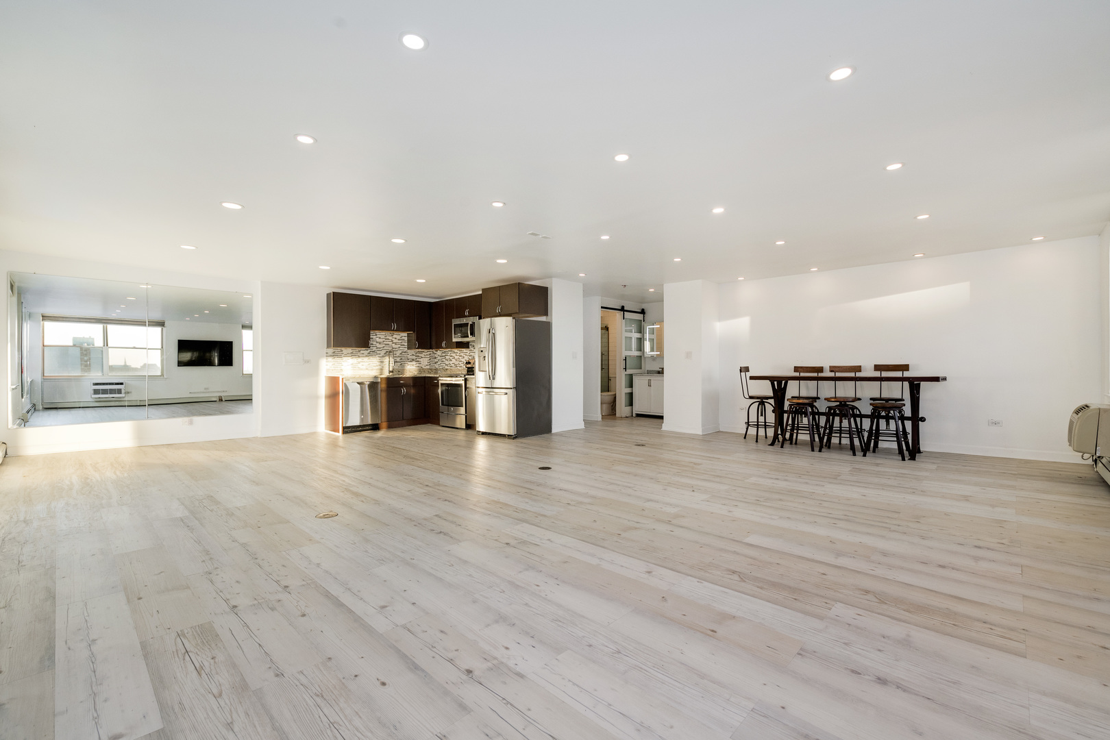 3033 N SHERIDAN Road Unit: 1511