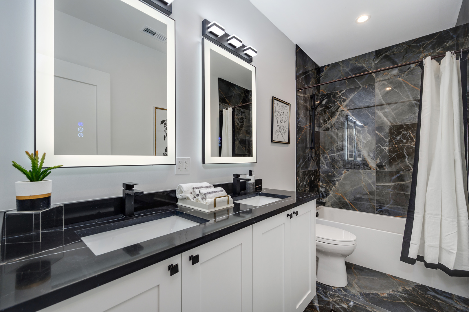 1533 W Fry Street Unit: 2W