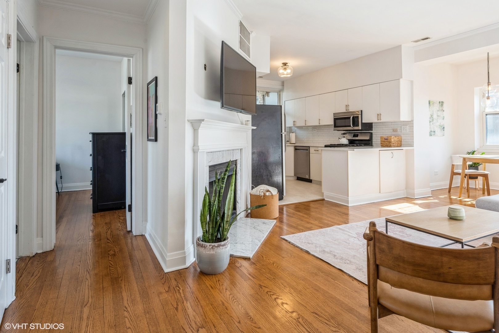 650 W Aldine Avenue Unit: 3E