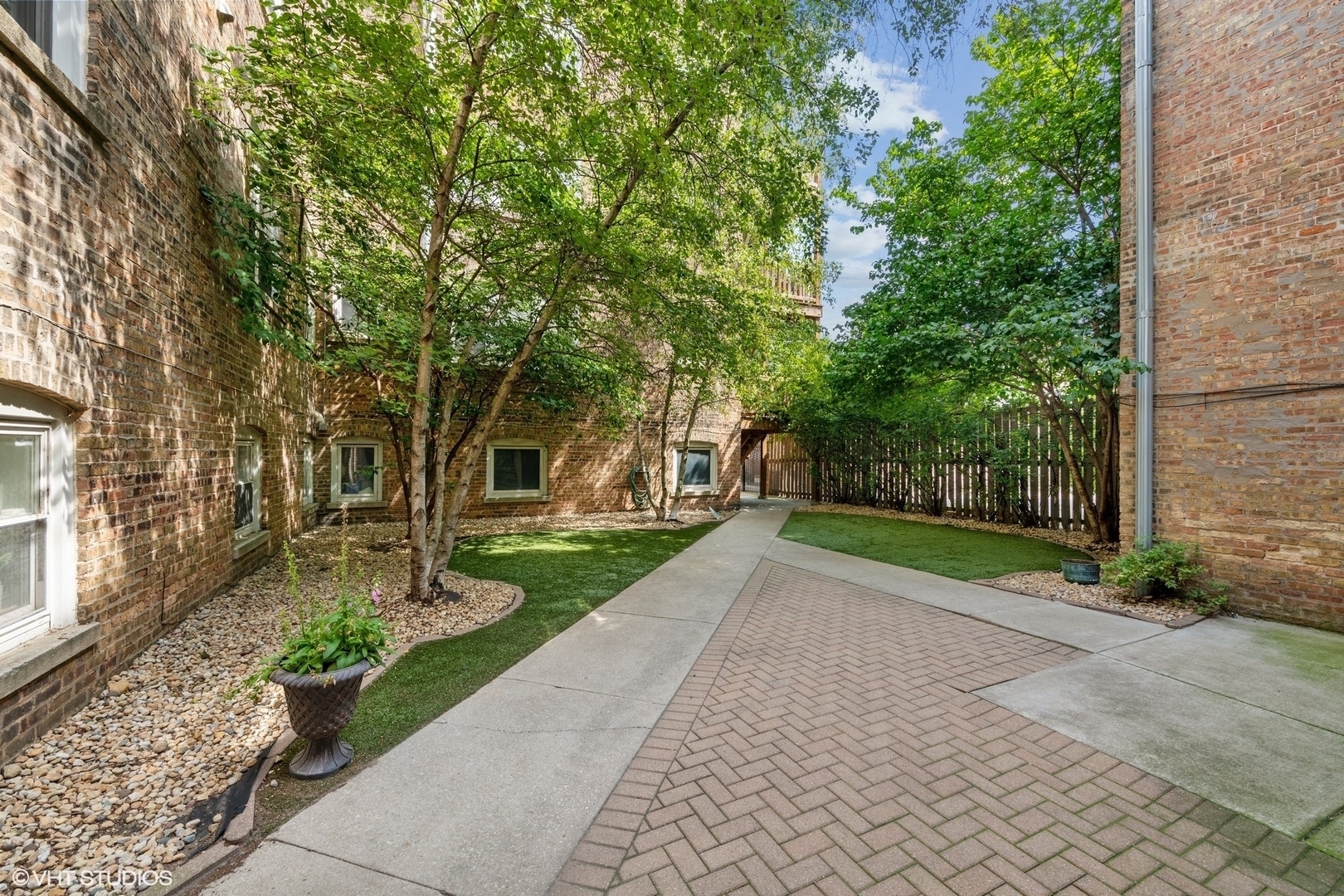 1524 W Addison Street Unit: G