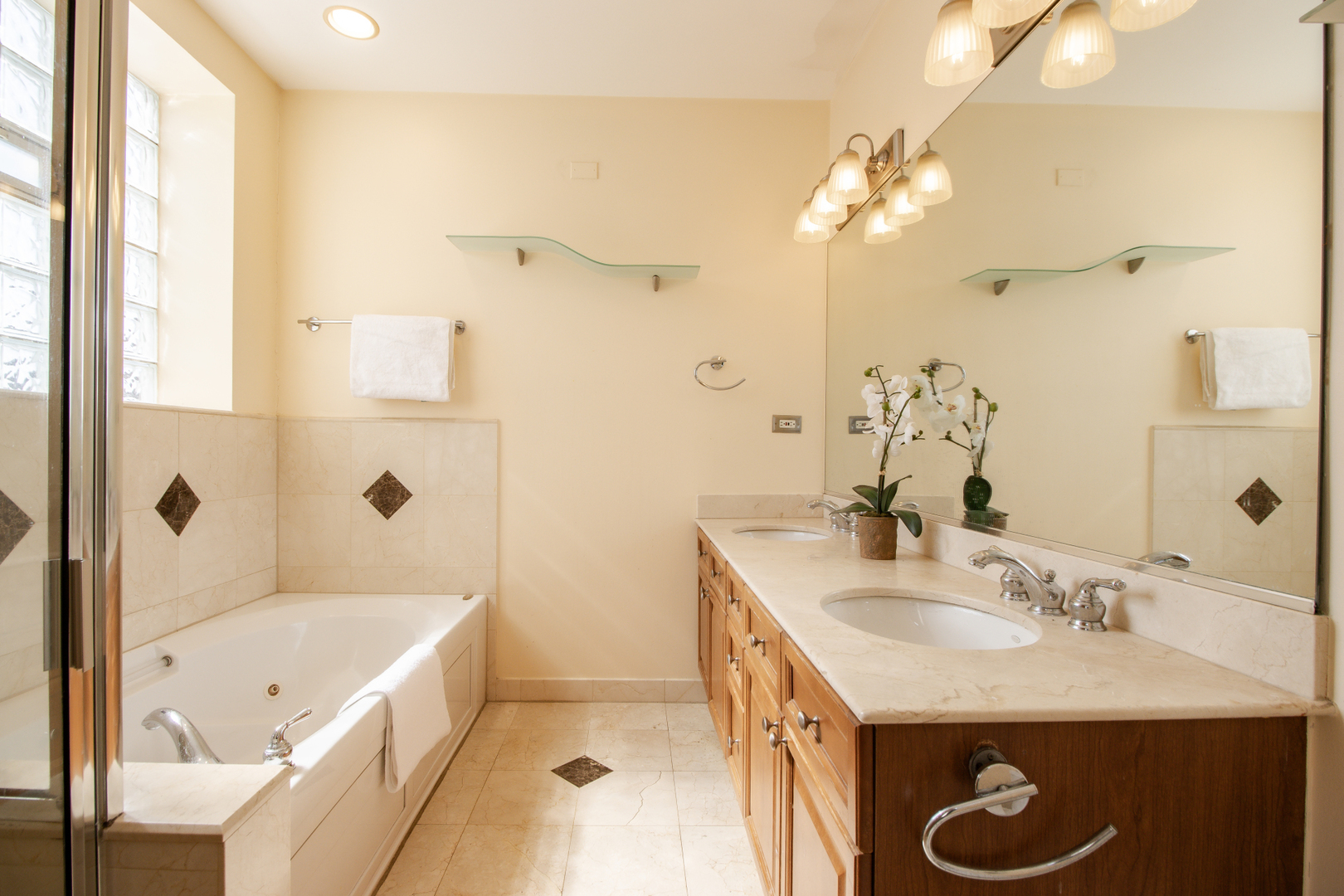 3838 N Clark Street Unit: 2S