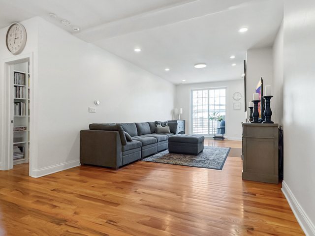 4616 N Kenmore Avenue Unit: 401