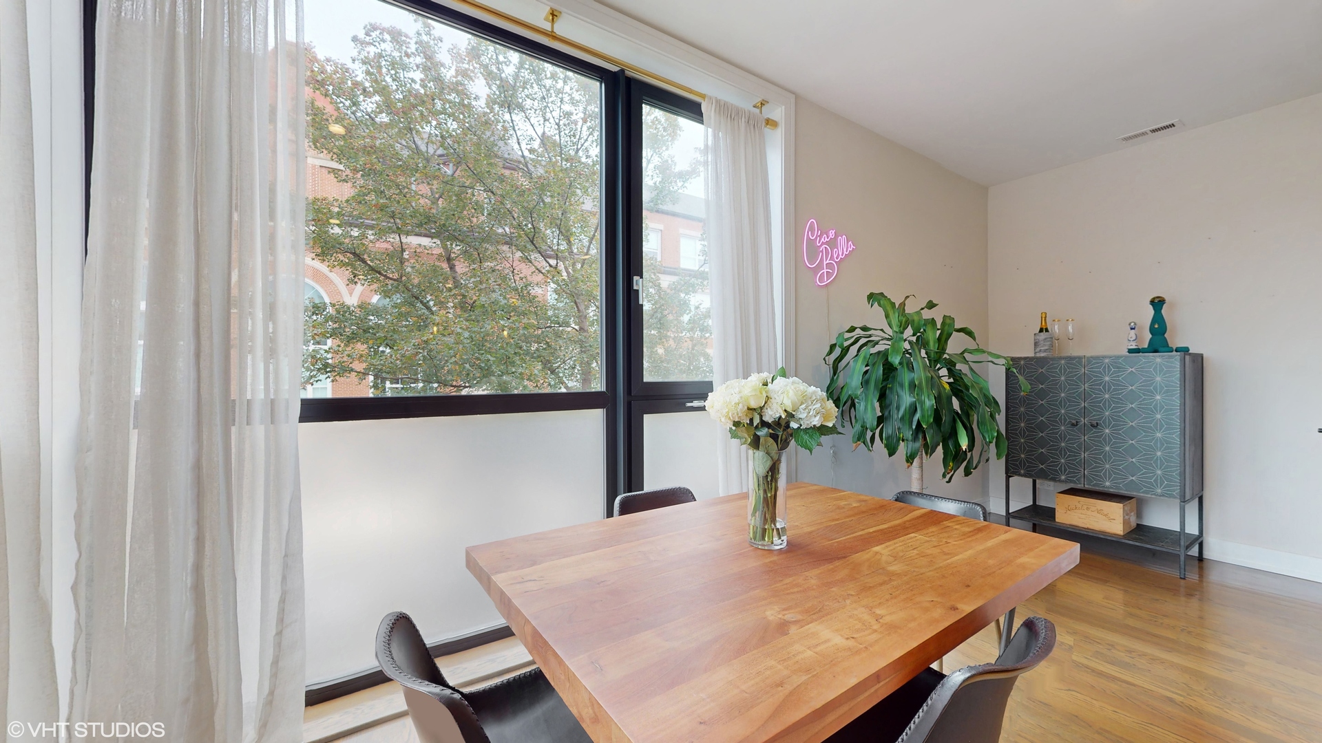 1350 N Claremont Avenue Unit: 2