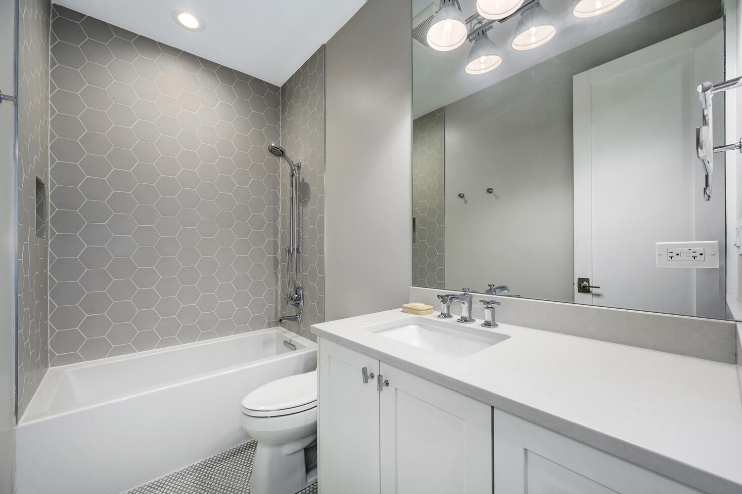 1616 N Winchester Avenue