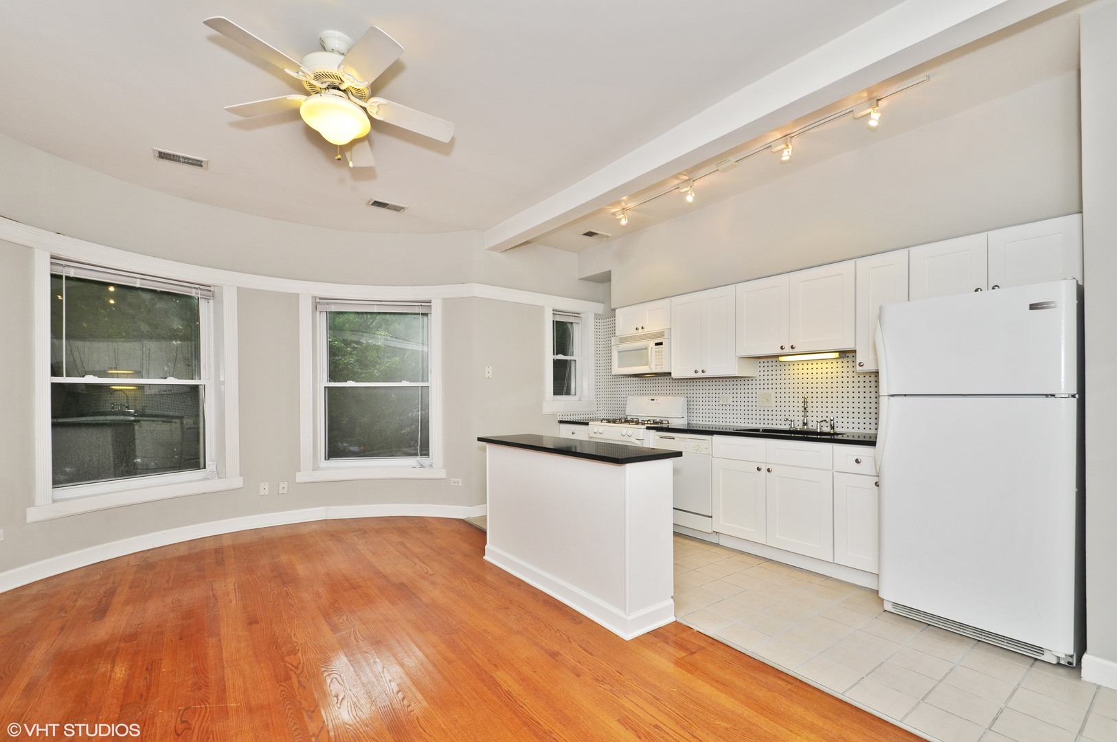 4055 N Sheridan Road Unit: 1F