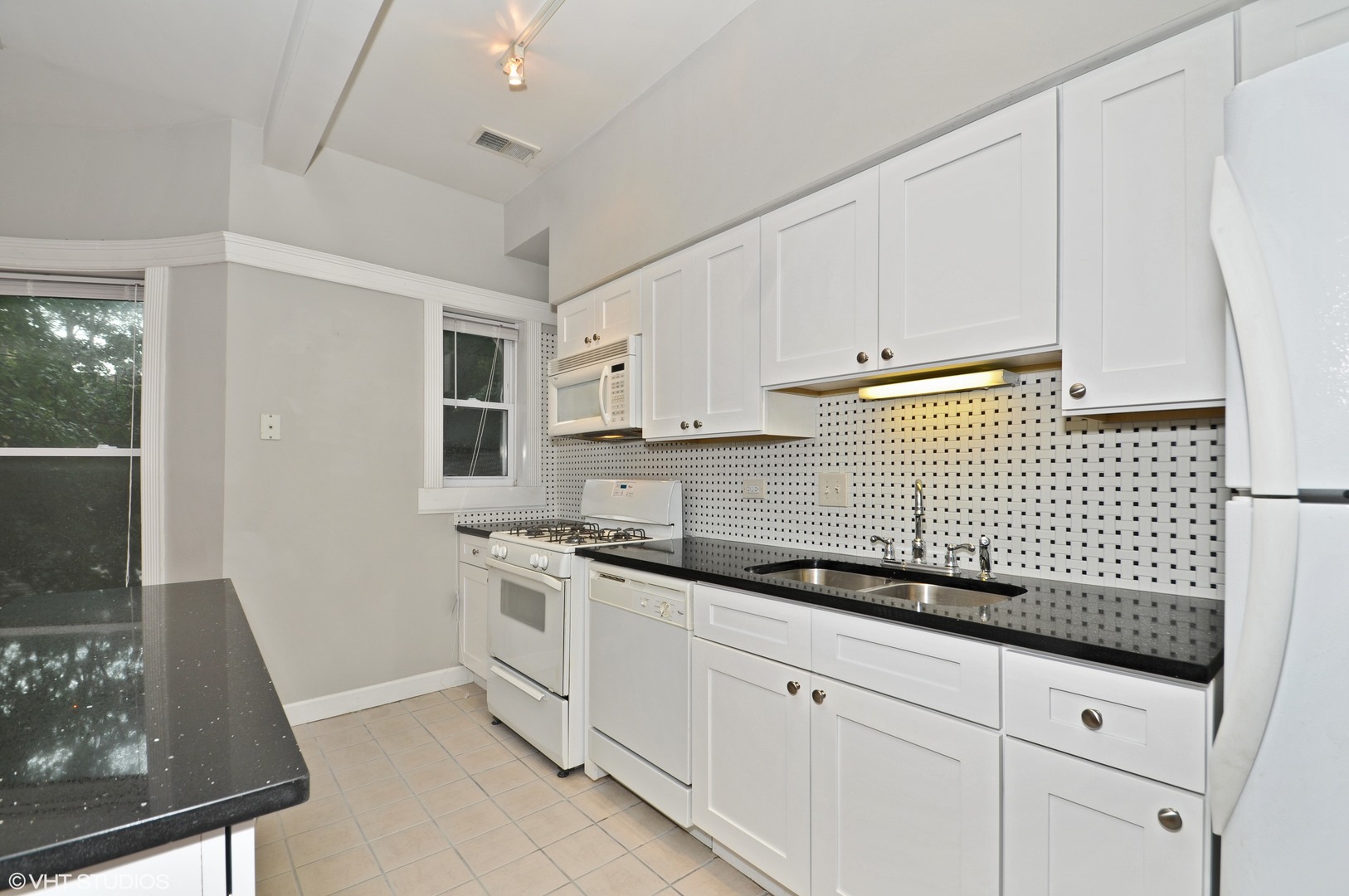 4055 N Sheridan Road Unit: 1F