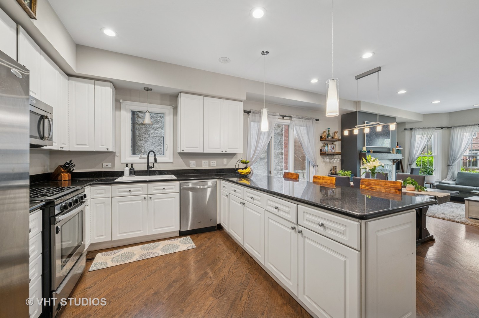 629 W BRIAR Place Unit: 1W