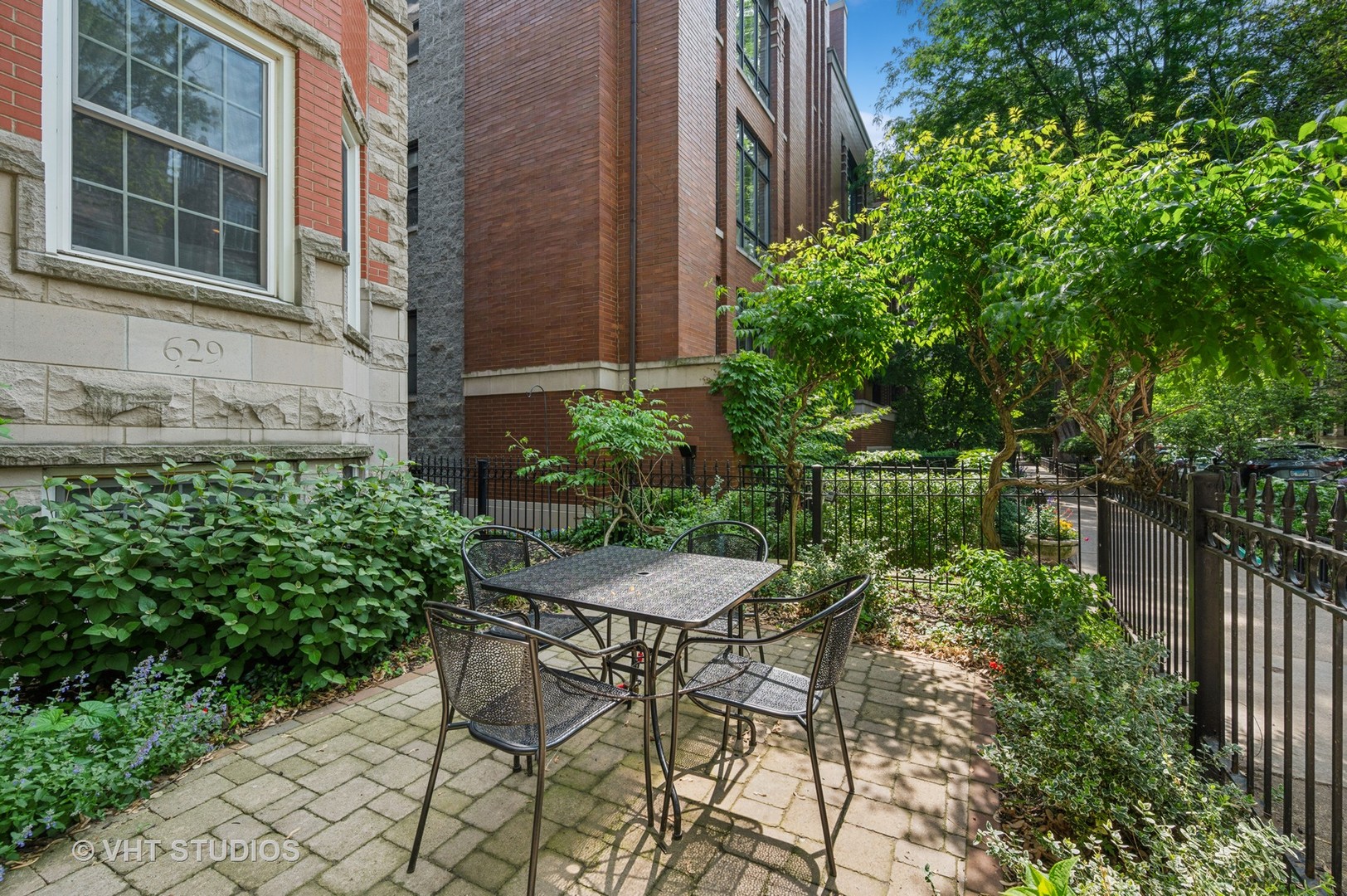 629 W BRIAR Place Unit: 1W