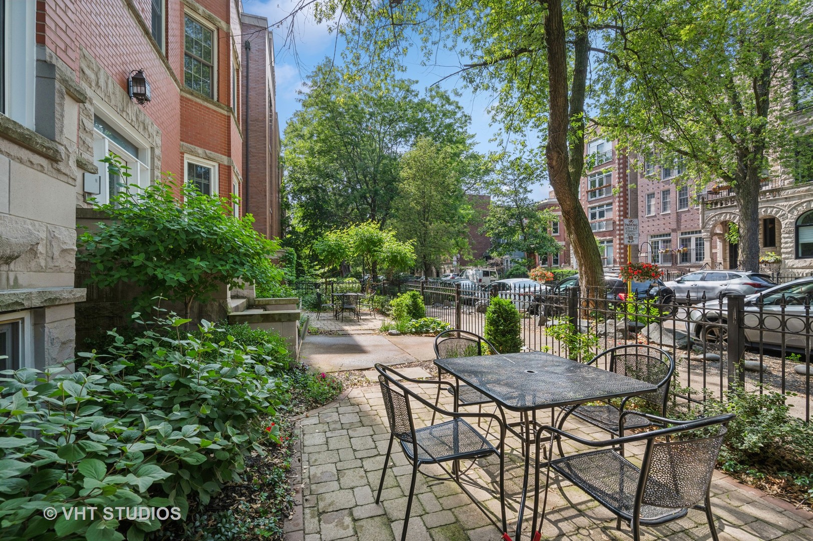 629 W BRIAR Place Unit: 1W