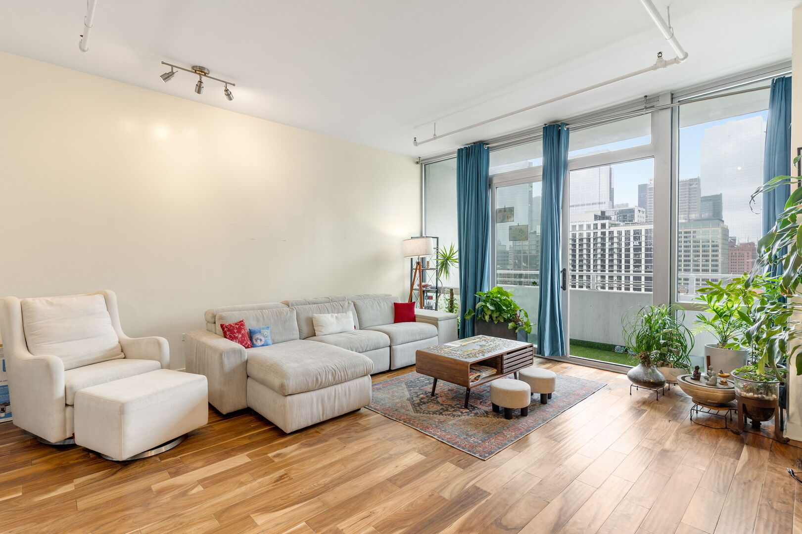 737 W Washington Boulevard Unit: 1204