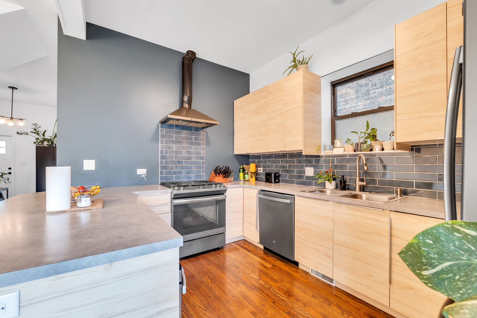 3529 W Le Moyne Street