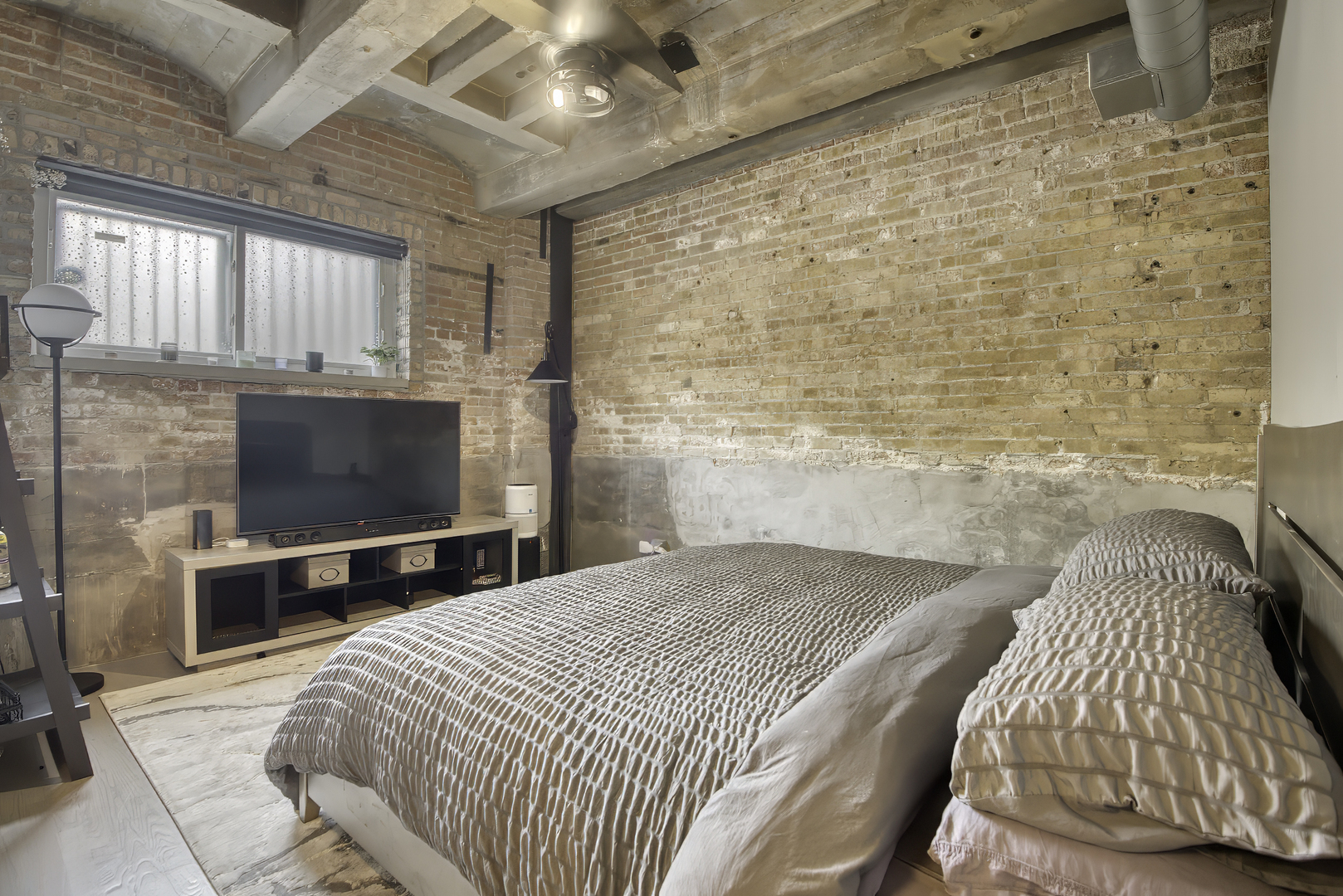 1128 W Ardmore Avenue Unit: 1