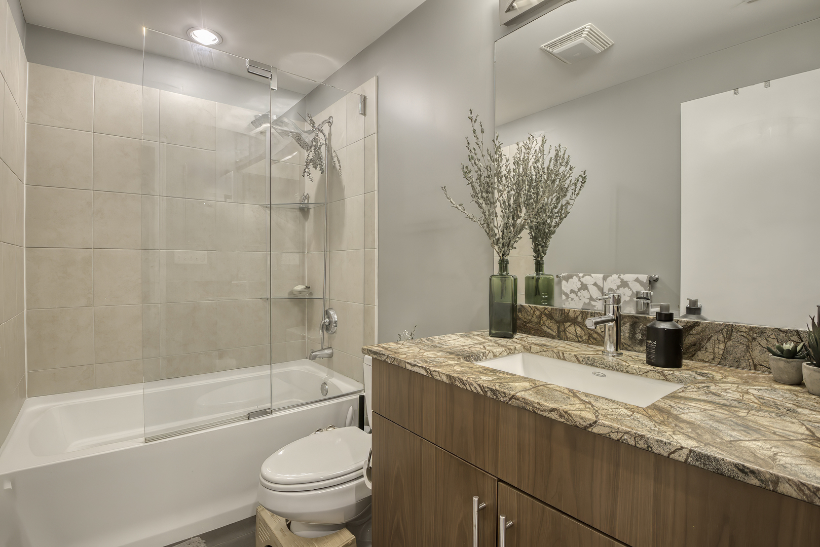 1128 W Ardmore Avenue Unit: 1