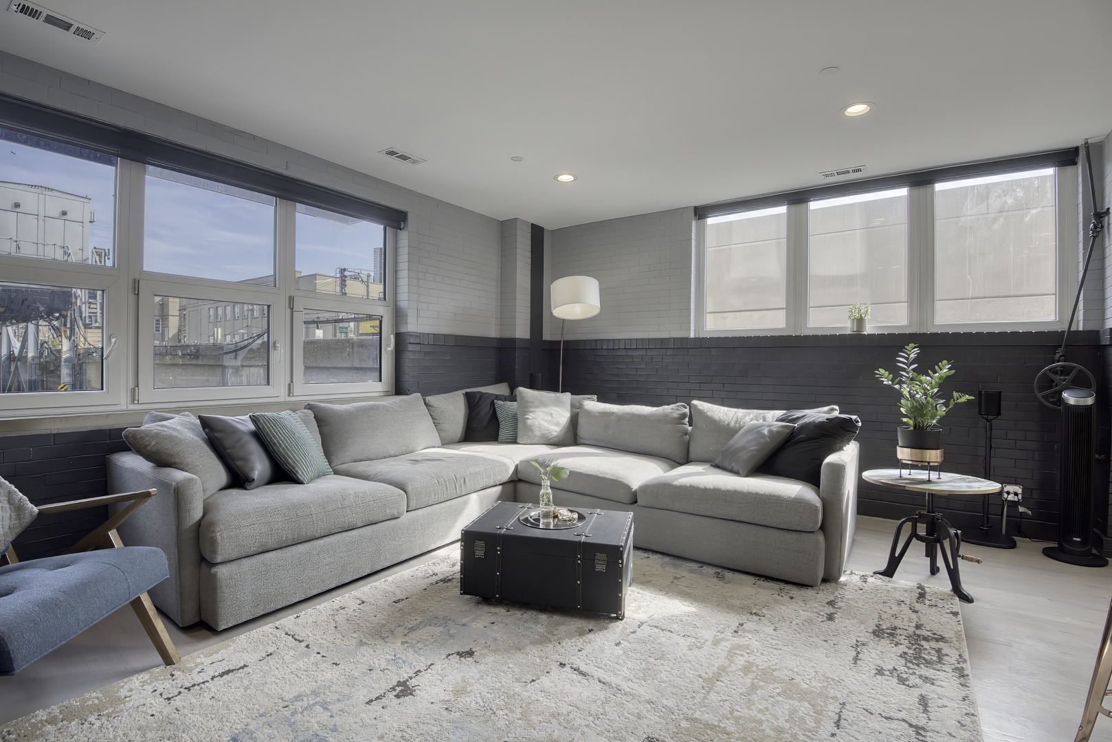 1128 W Ardmore Avenue Unit: 1