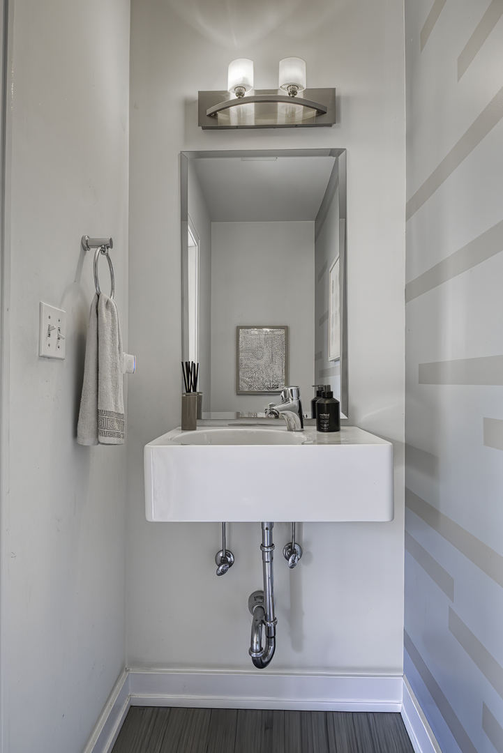 1128 W Ardmore Avenue Unit: 1