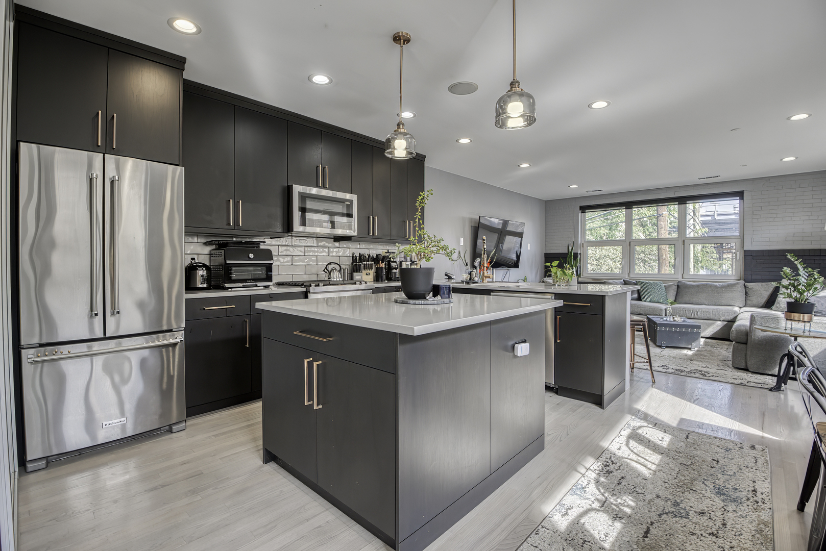 1128 W Ardmore Avenue Unit: 1