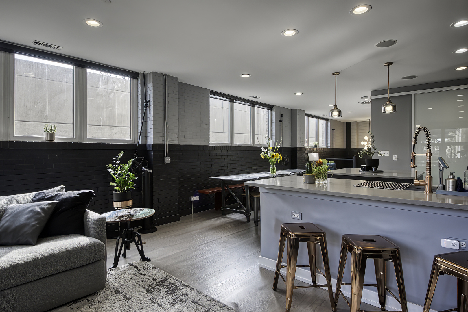 1128 W Ardmore Avenue Unit: 1