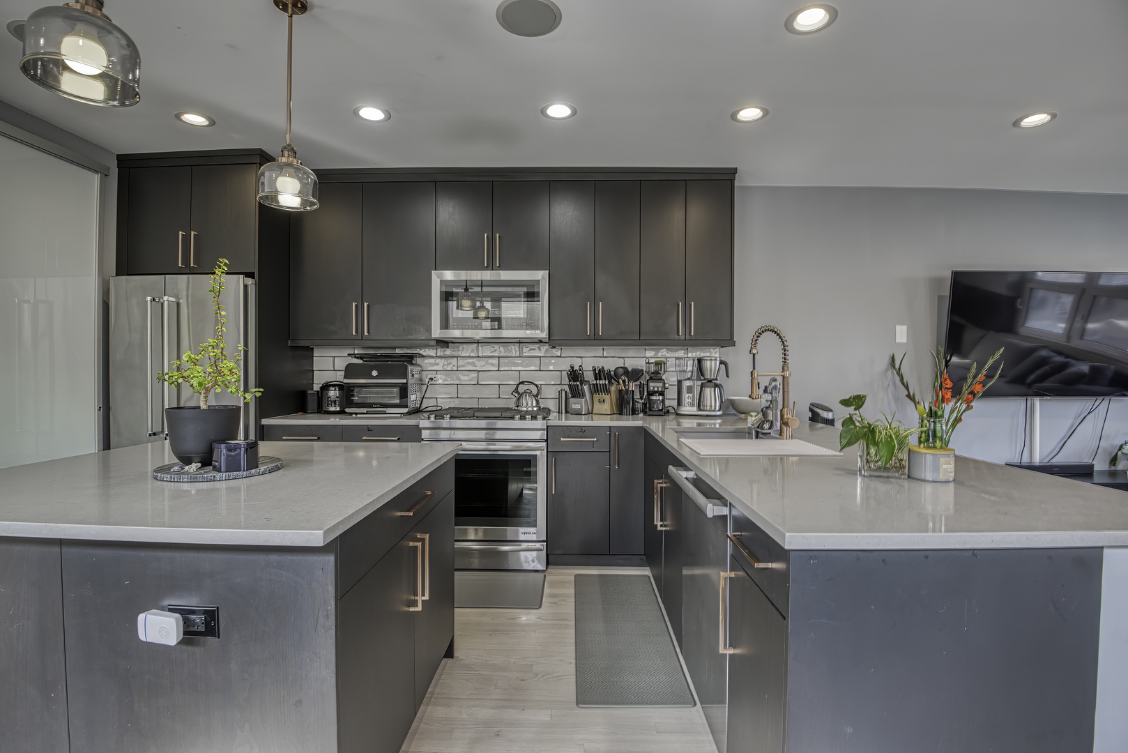 1128 W Ardmore Avenue Unit: 1