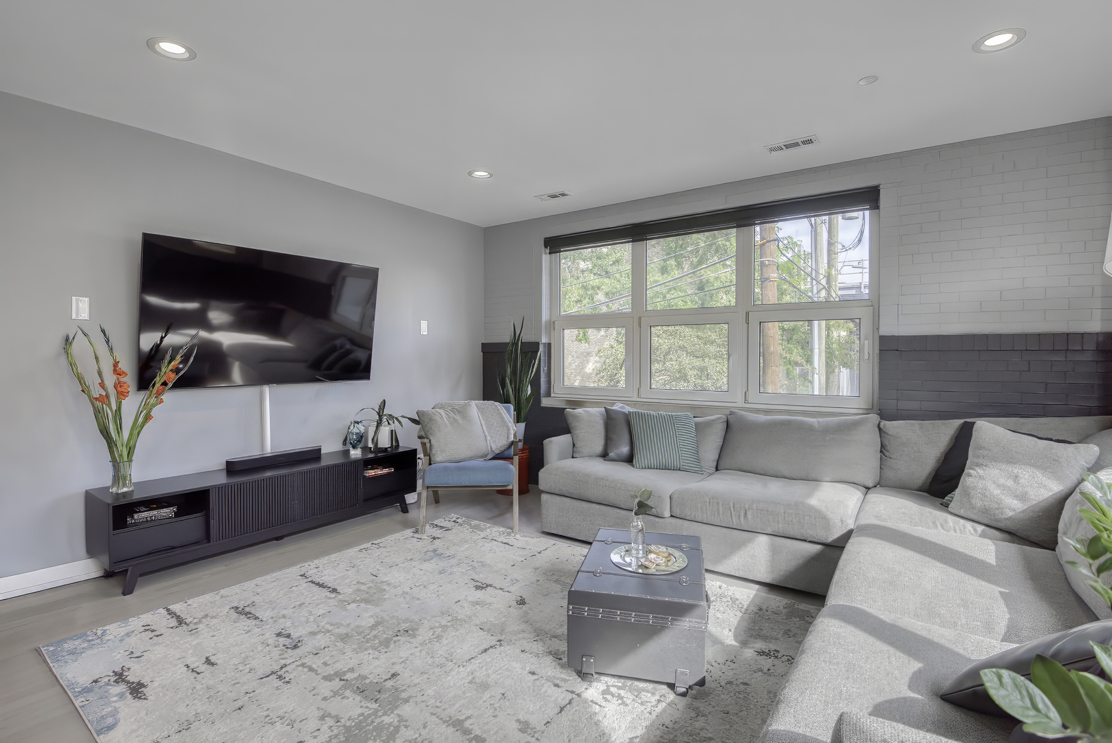 1128 W Ardmore Avenue Unit: 1