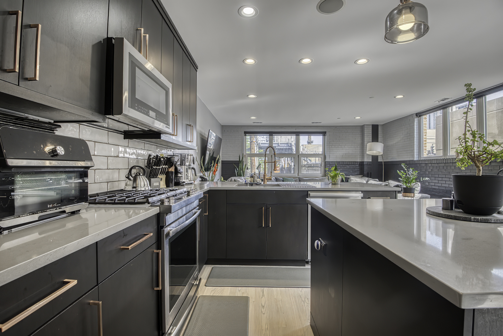 1128 W Ardmore Avenue Unit: 1