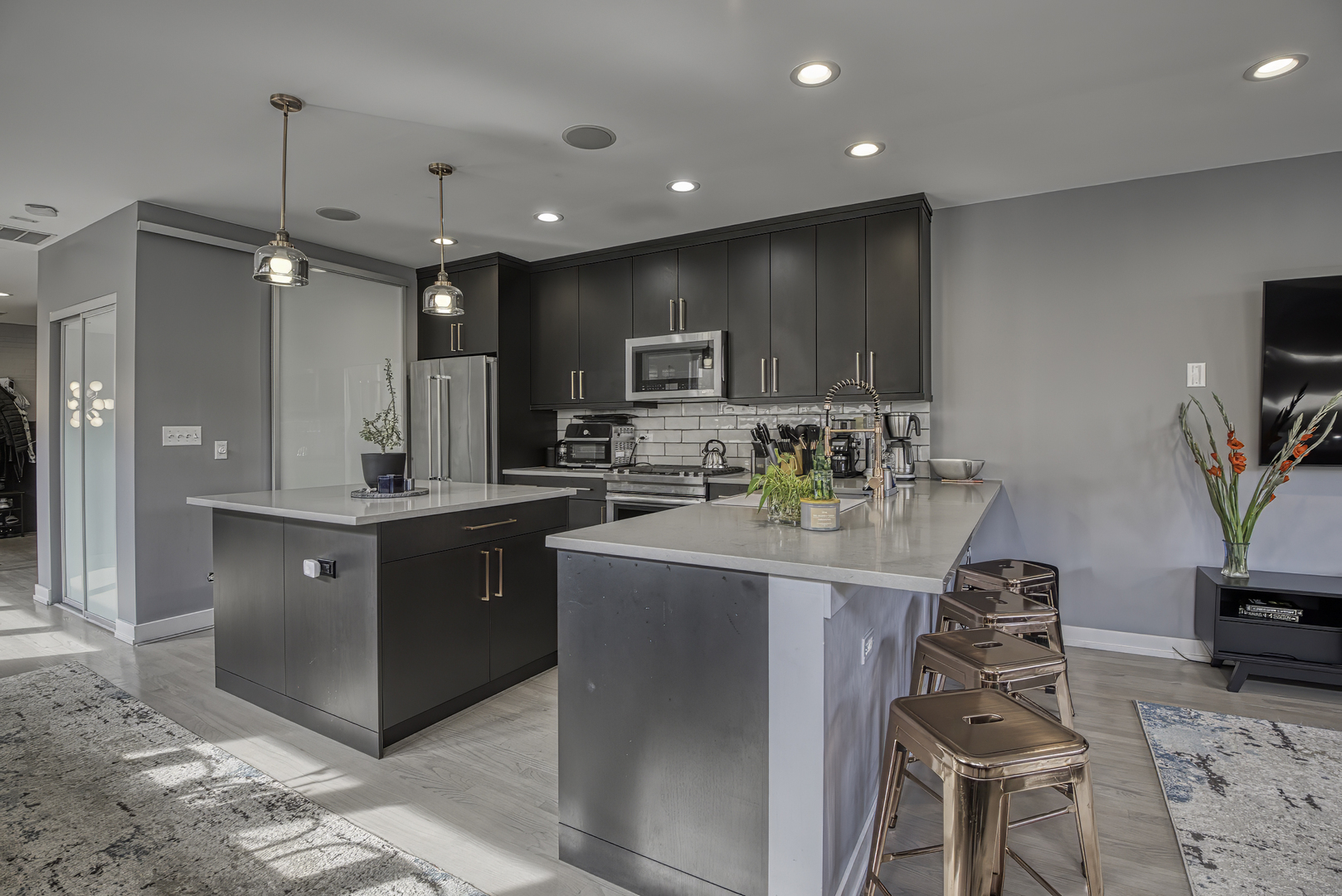 1128 W Ardmore Avenue Unit: 1