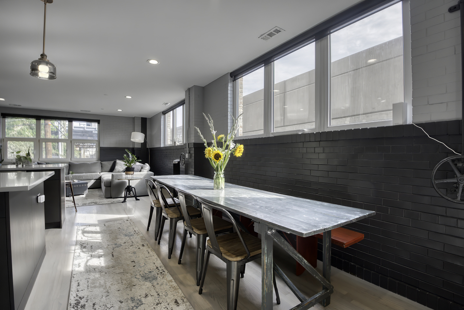 1128 W Ardmore Avenue Unit: 1