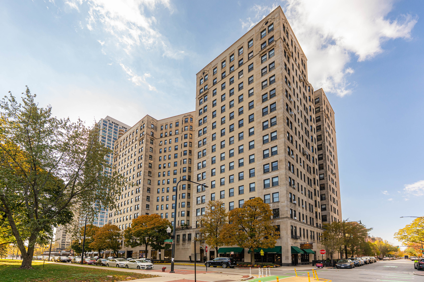 2000 N Lincoln Park West Parkway Unit: 607