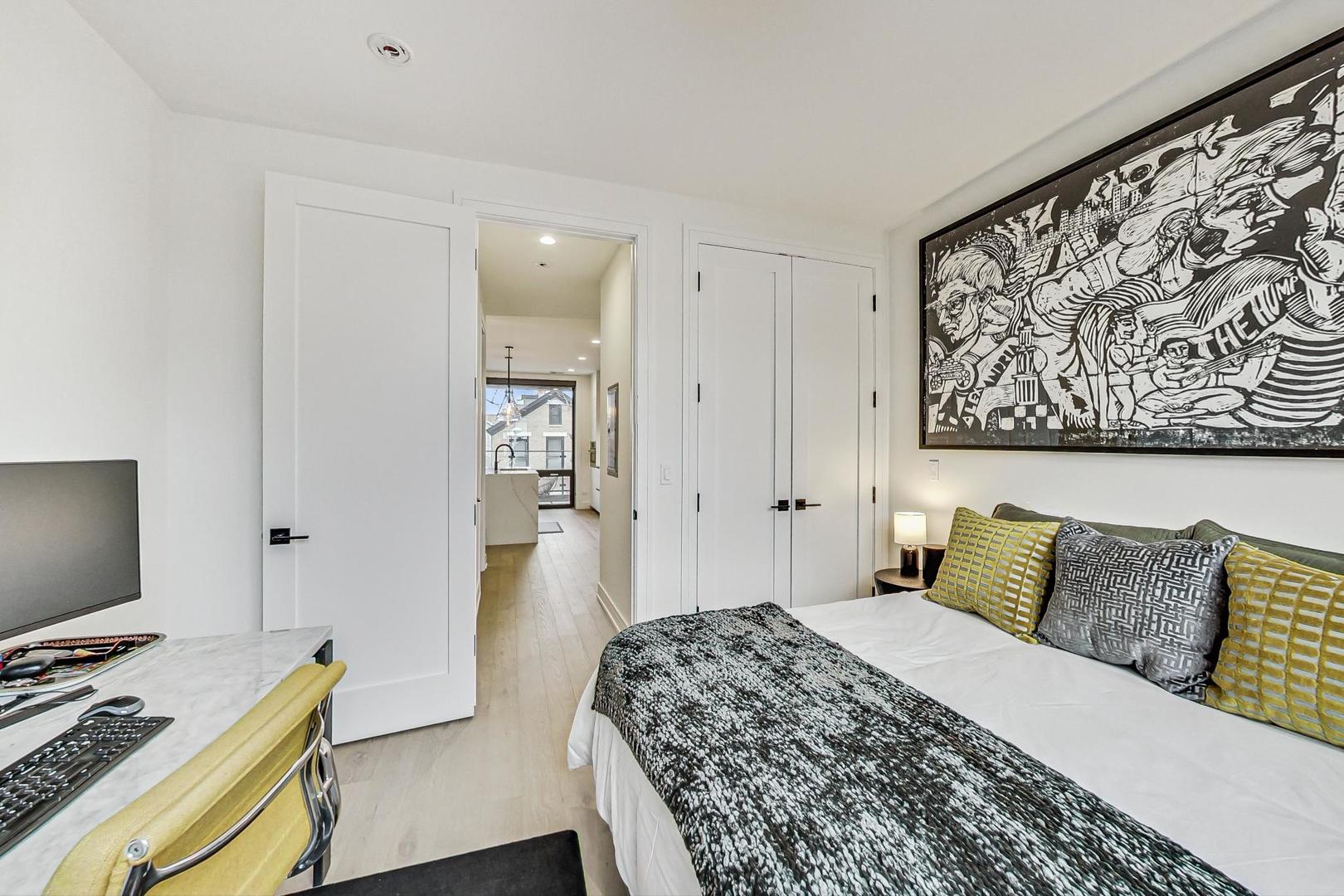 521 N Hermitage Avenue Unit: 2S