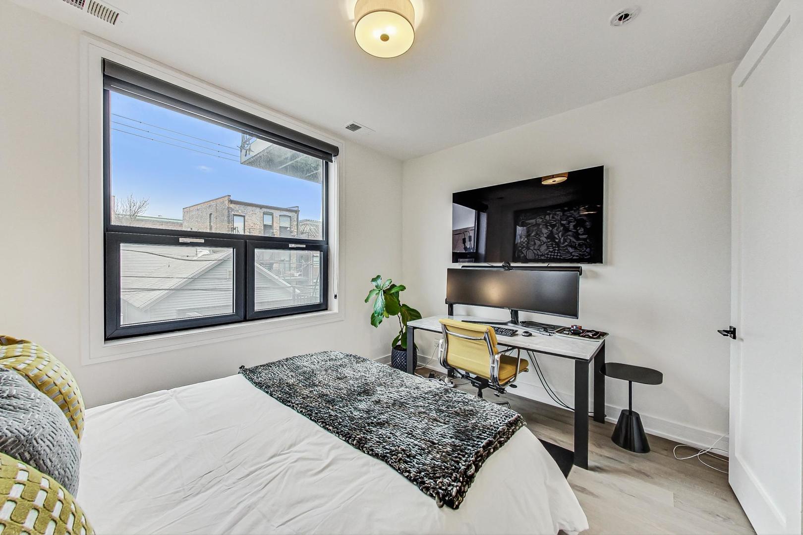 521 N Hermitage Avenue Unit: 2S