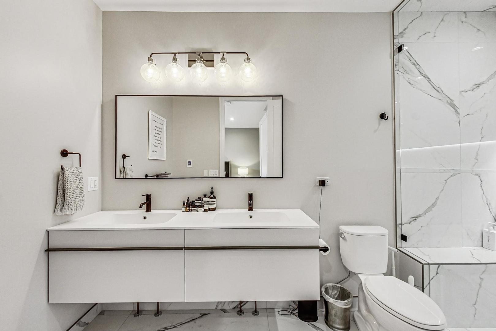 521 N Hermitage Avenue Unit: 2S
