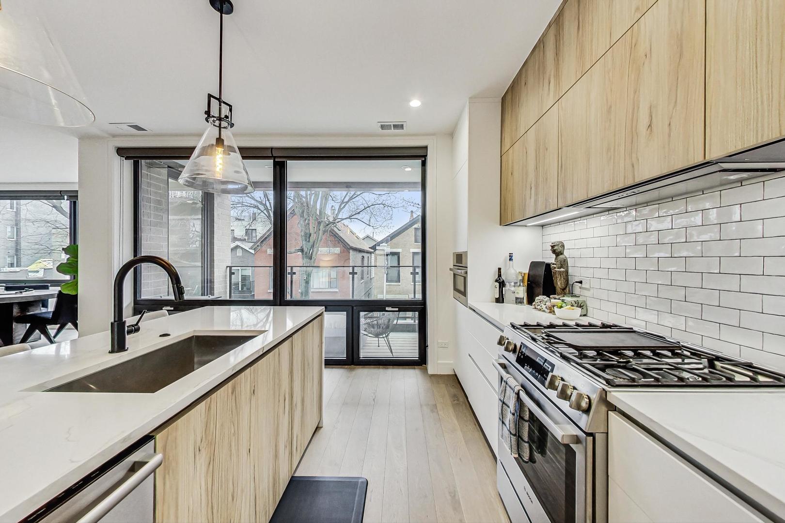 521 N Hermitage Avenue Unit: 2S