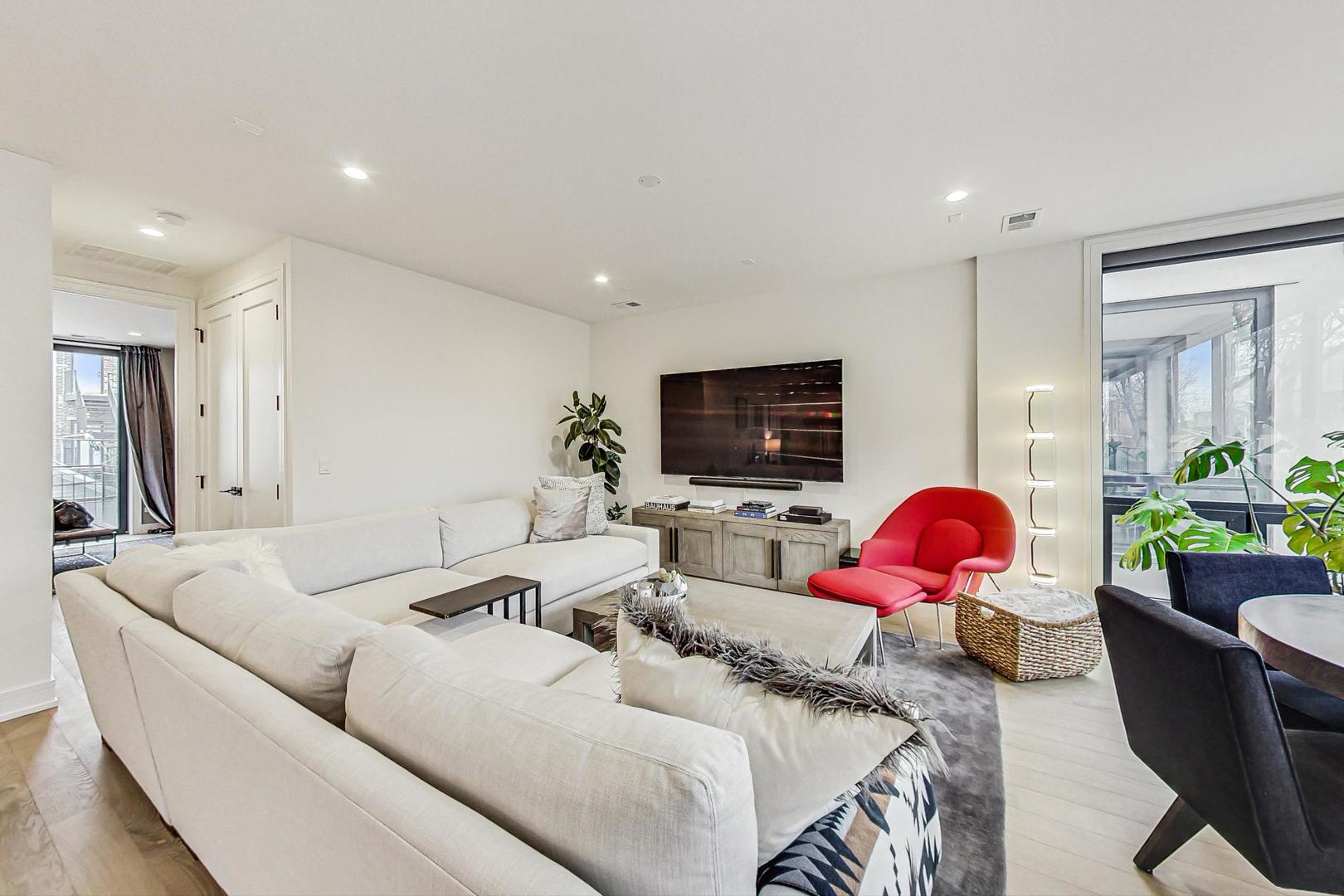 521 N Hermitage Avenue Unit: 2S