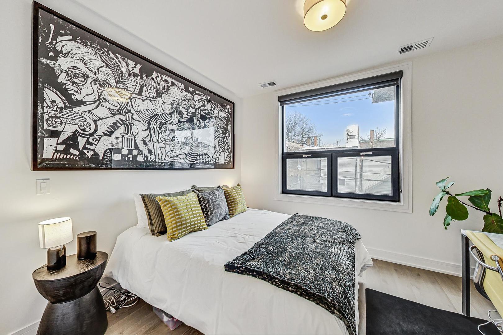 521 N Hermitage Avenue Unit: 2S