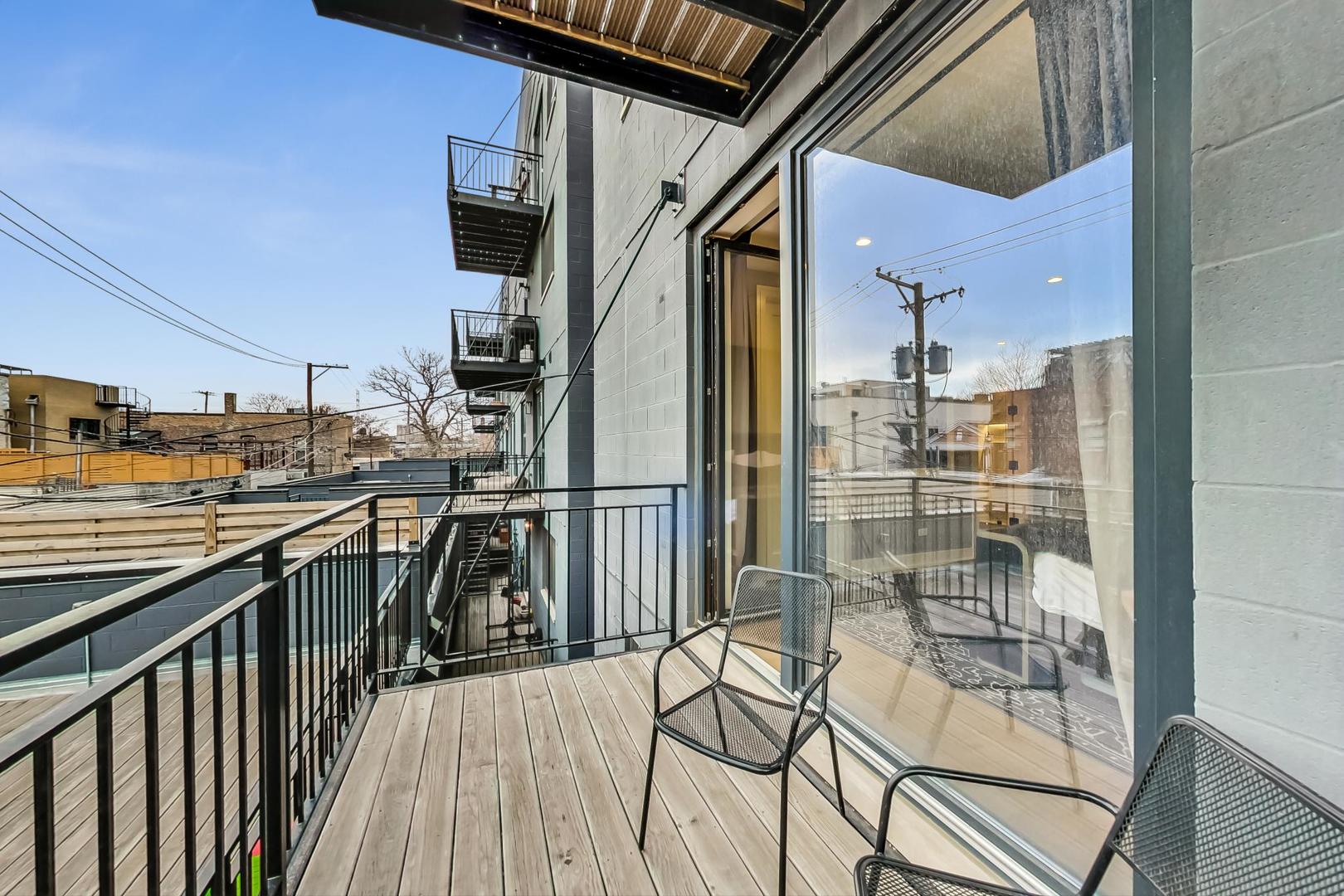 521 N Hermitage Avenue Unit: 2S