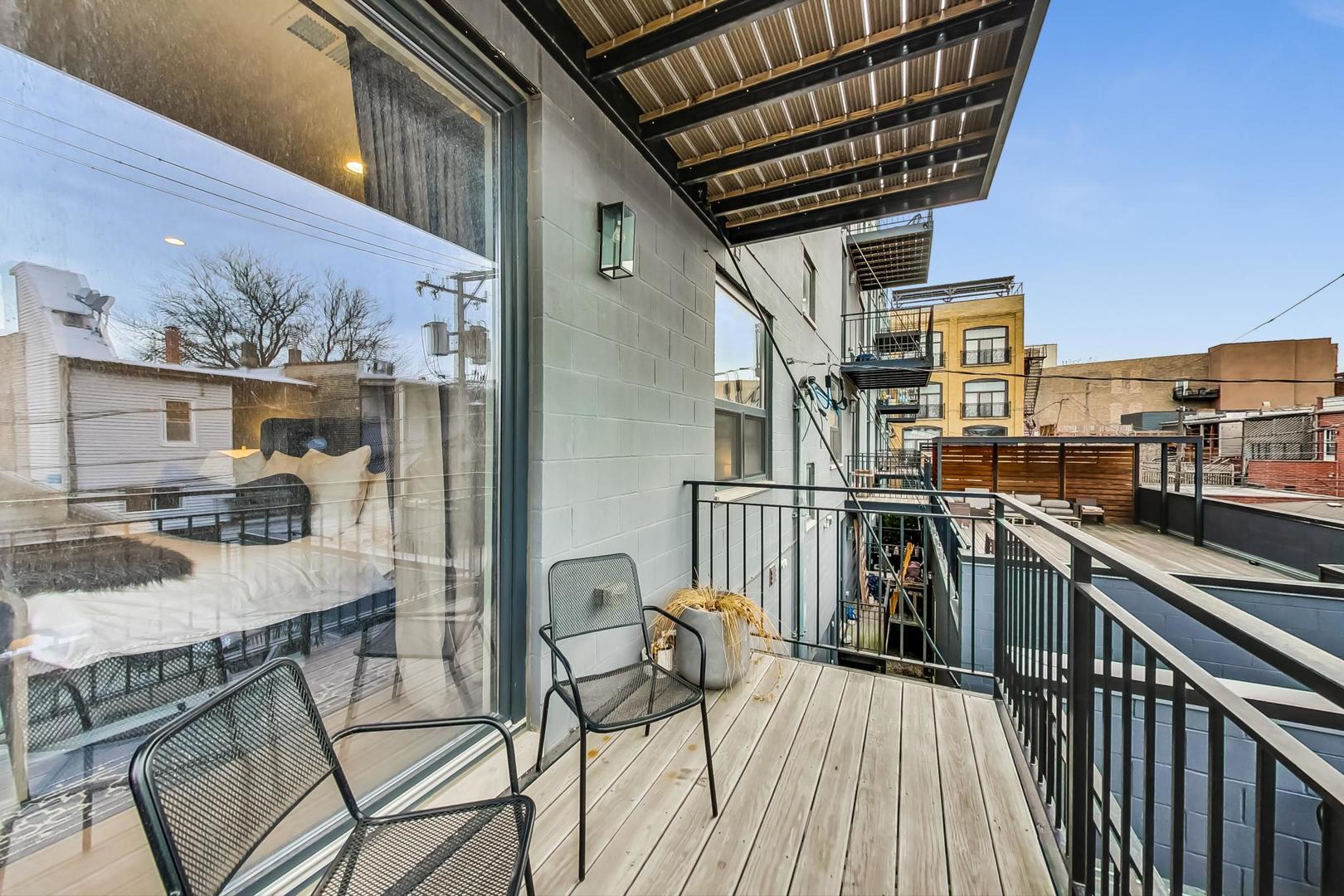 521 N Hermitage Avenue Unit: 2S