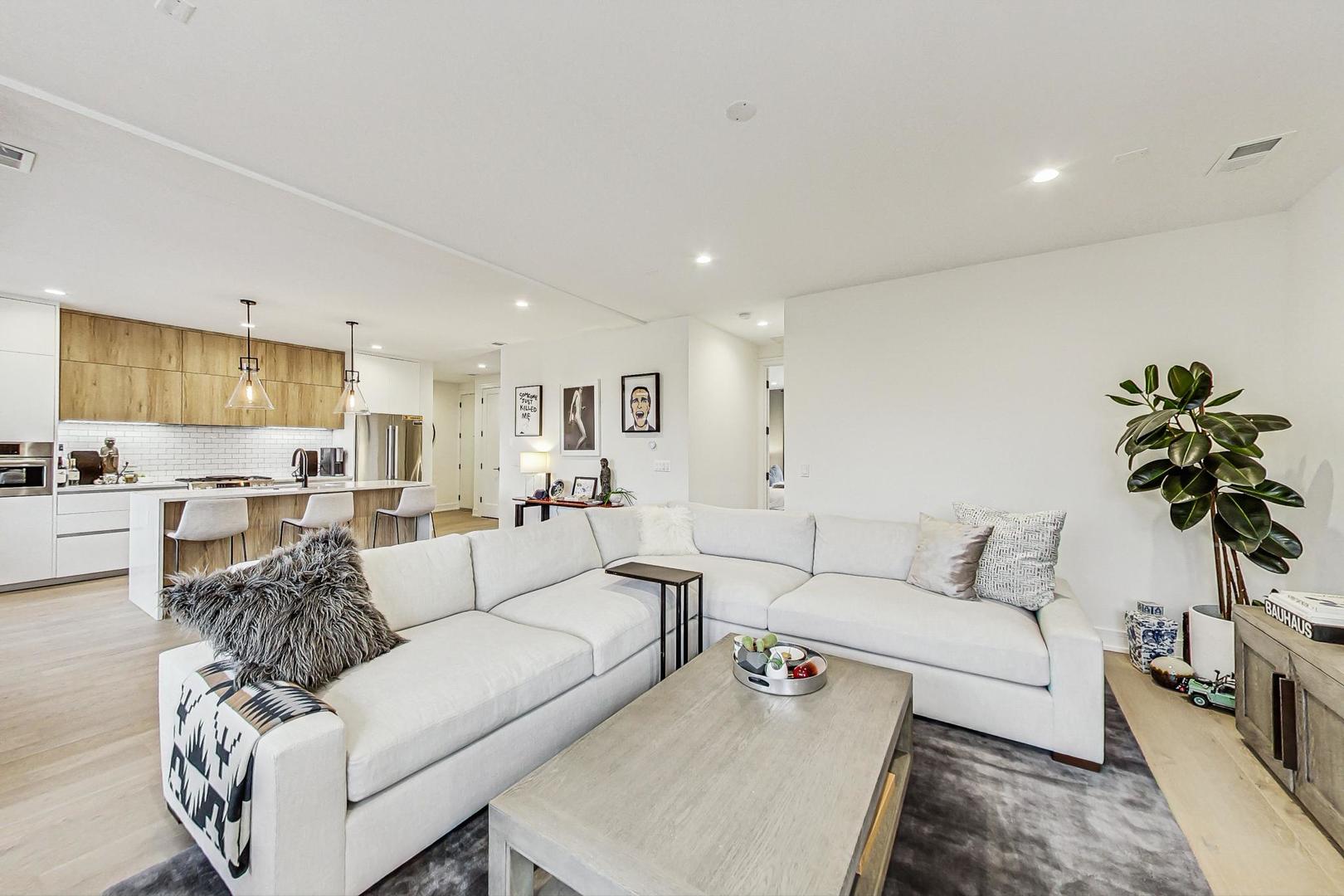 521 N Hermitage Avenue Unit: 2S