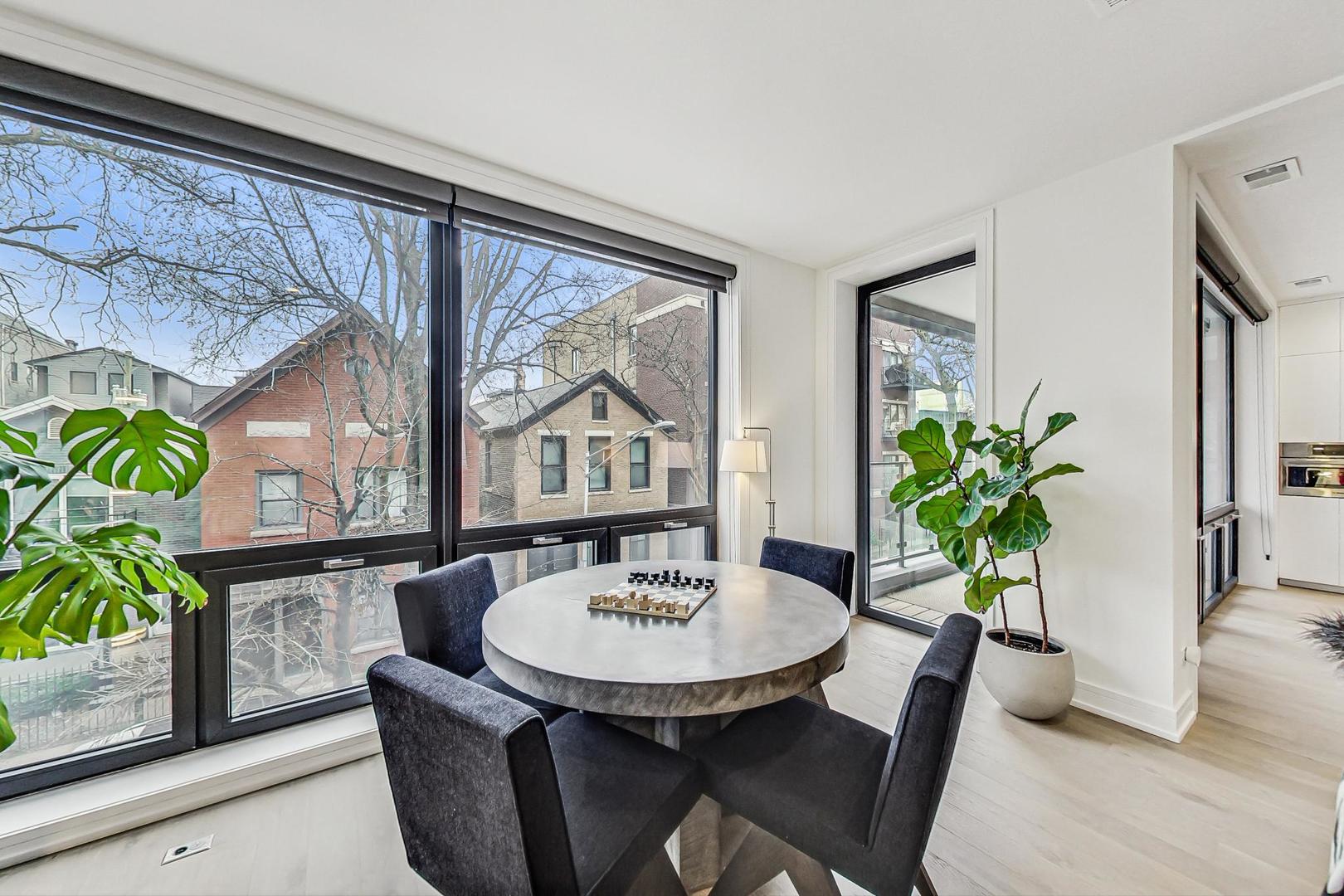 521 N Hermitage Avenue Unit: 2S