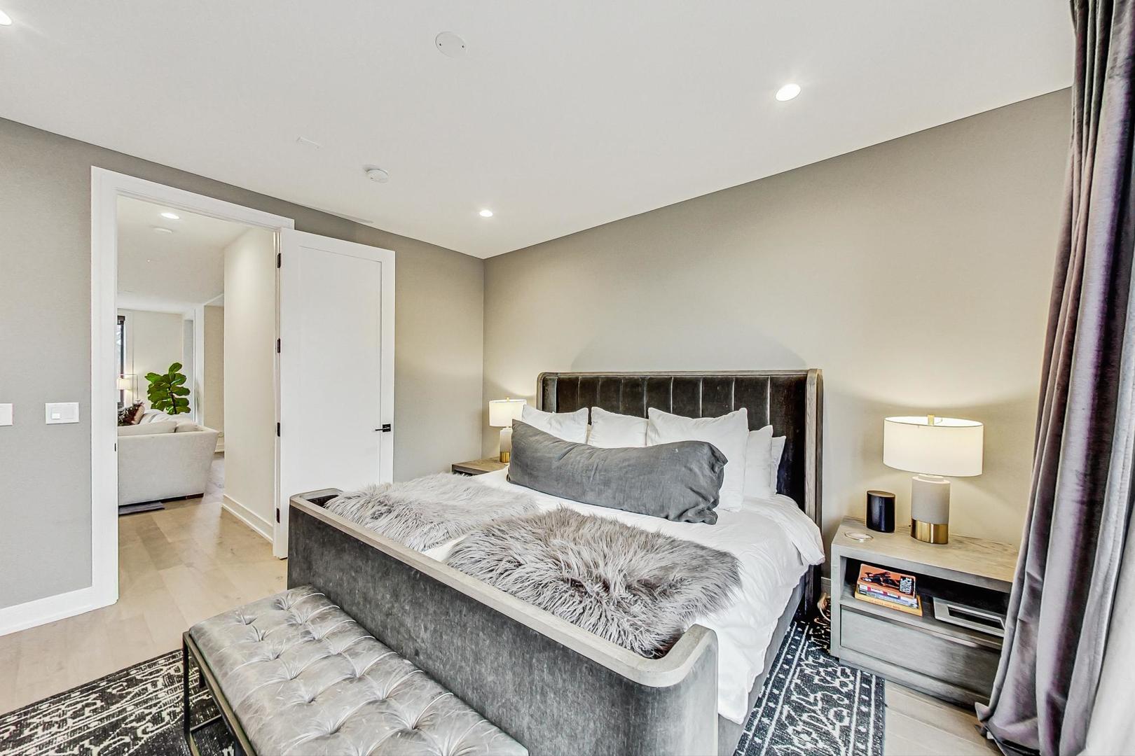 521 N Hermitage Avenue Unit: 2S