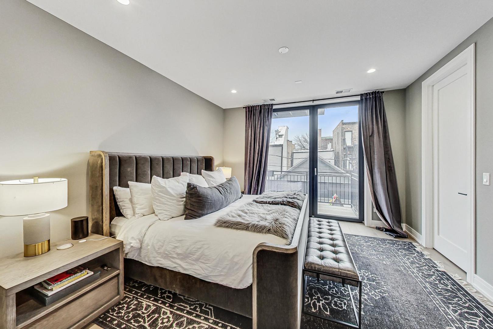 521 N Hermitage Avenue Unit: 2S