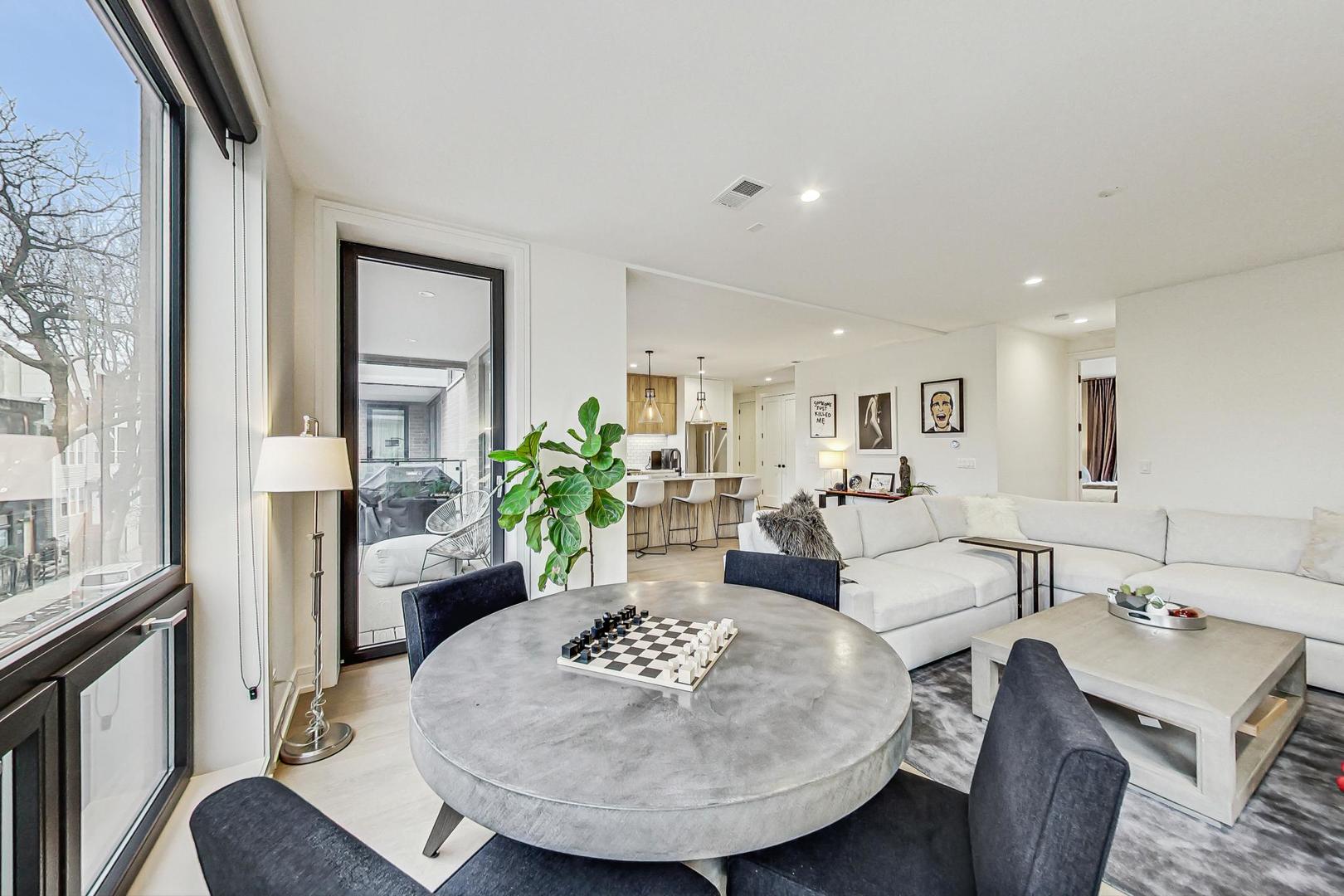 521 N Hermitage Avenue Unit: 2S
