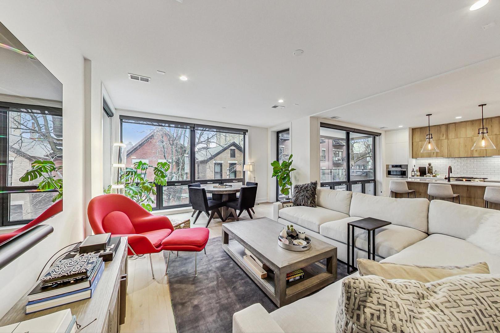 521 N Hermitage Avenue Unit: 2S
