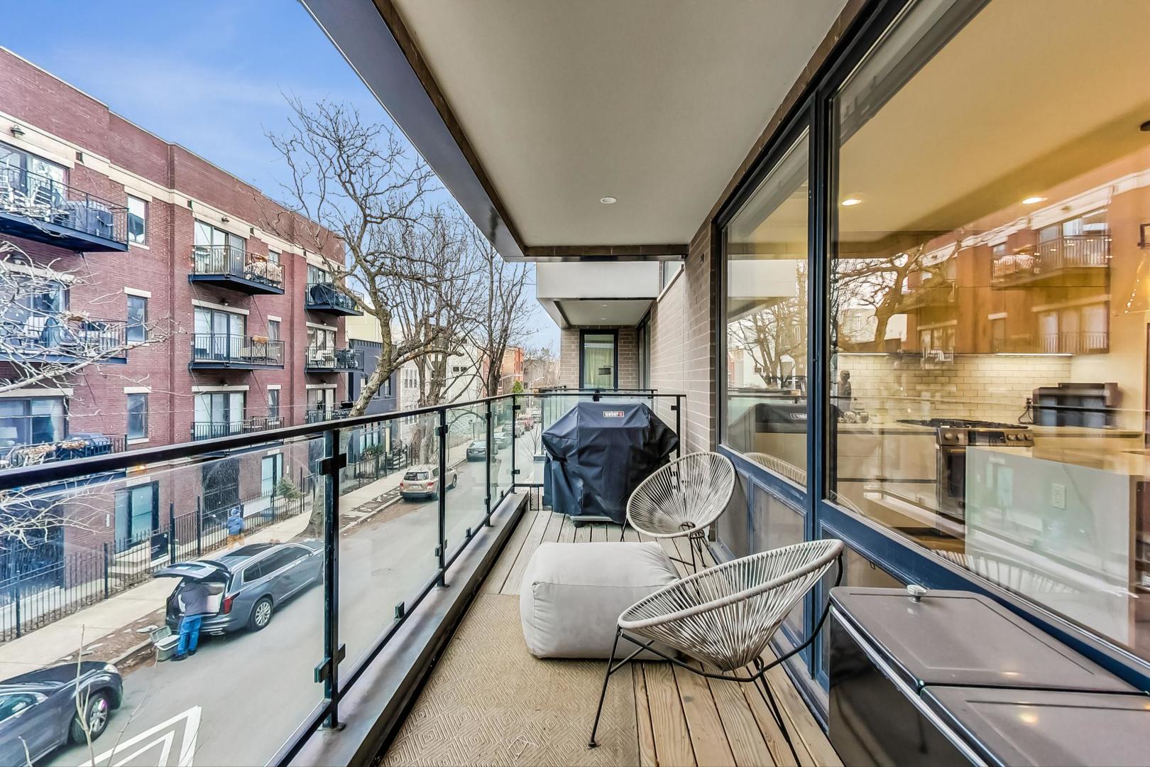 521 N Hermitage Avenue Unit: 2S