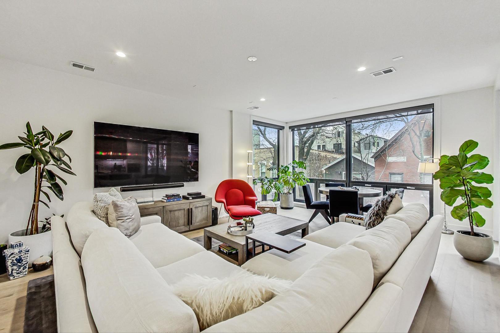 521 N Hermitage Avenue Unit: 2S