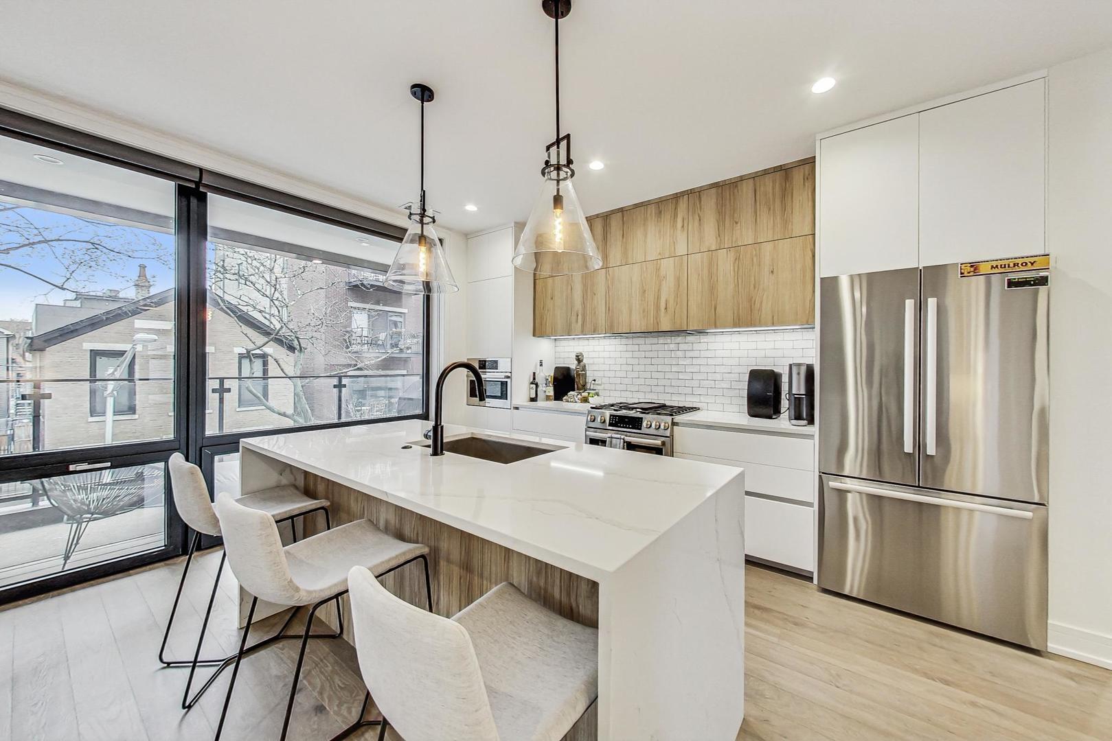 521 N Hermitage Avenue Unit: 2S