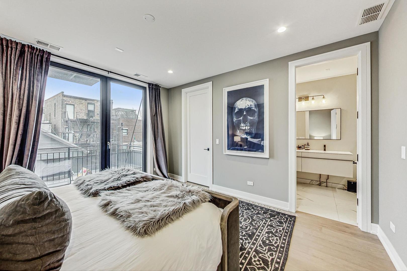 521 N Hermitage Avenue Unit: 2S