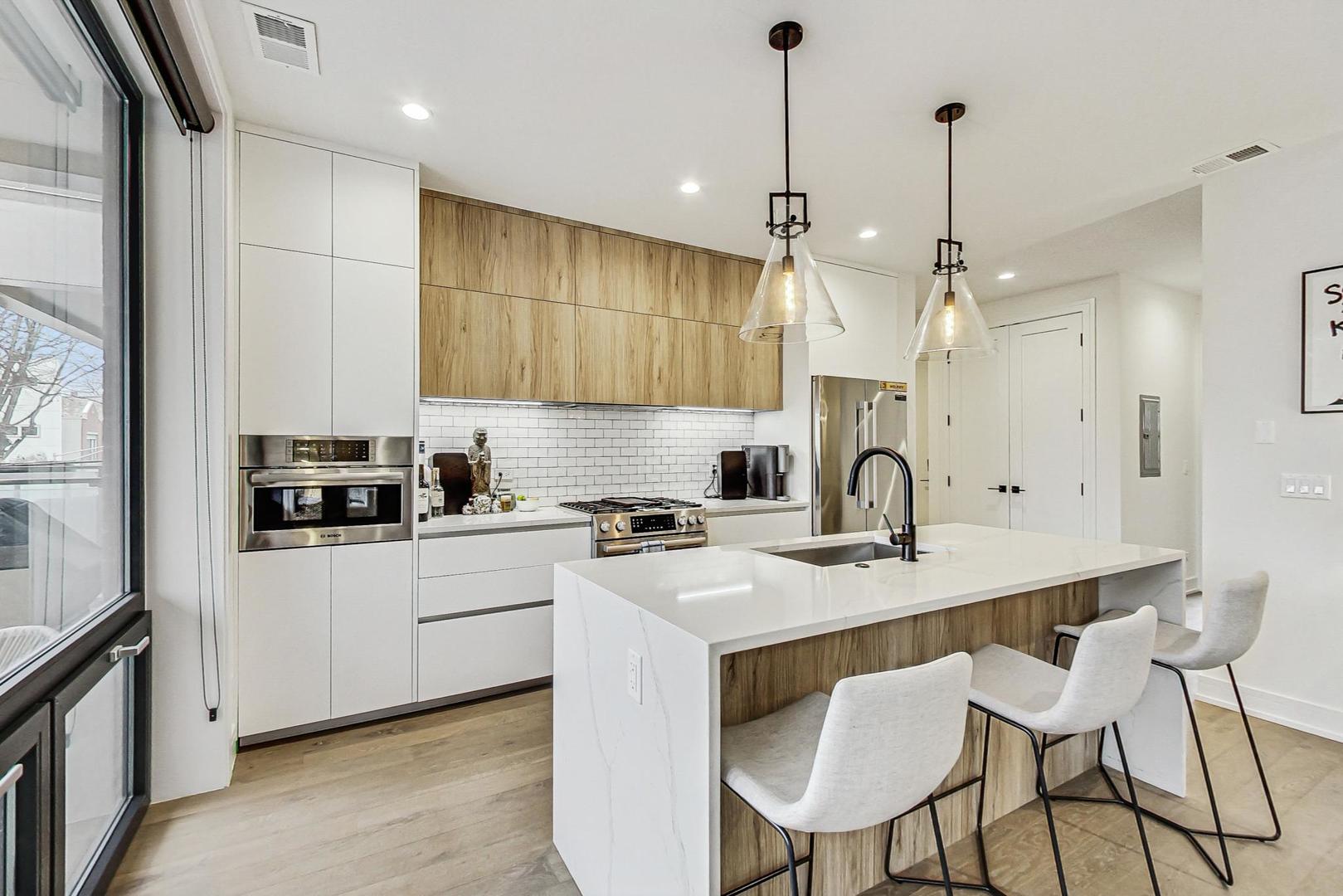 521 N Hermitage Avenue Unit: 2S
