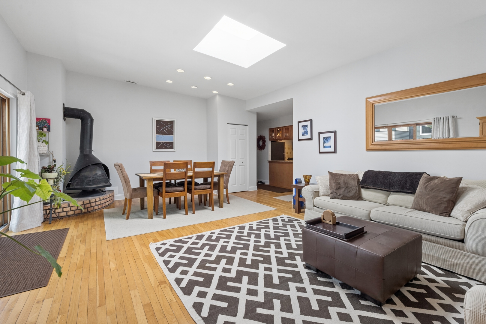 1122 W ALTGELD Street Unit: 12
