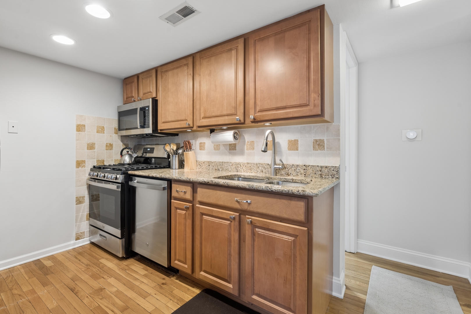 1122 W ALTGELD Street Unit: 12