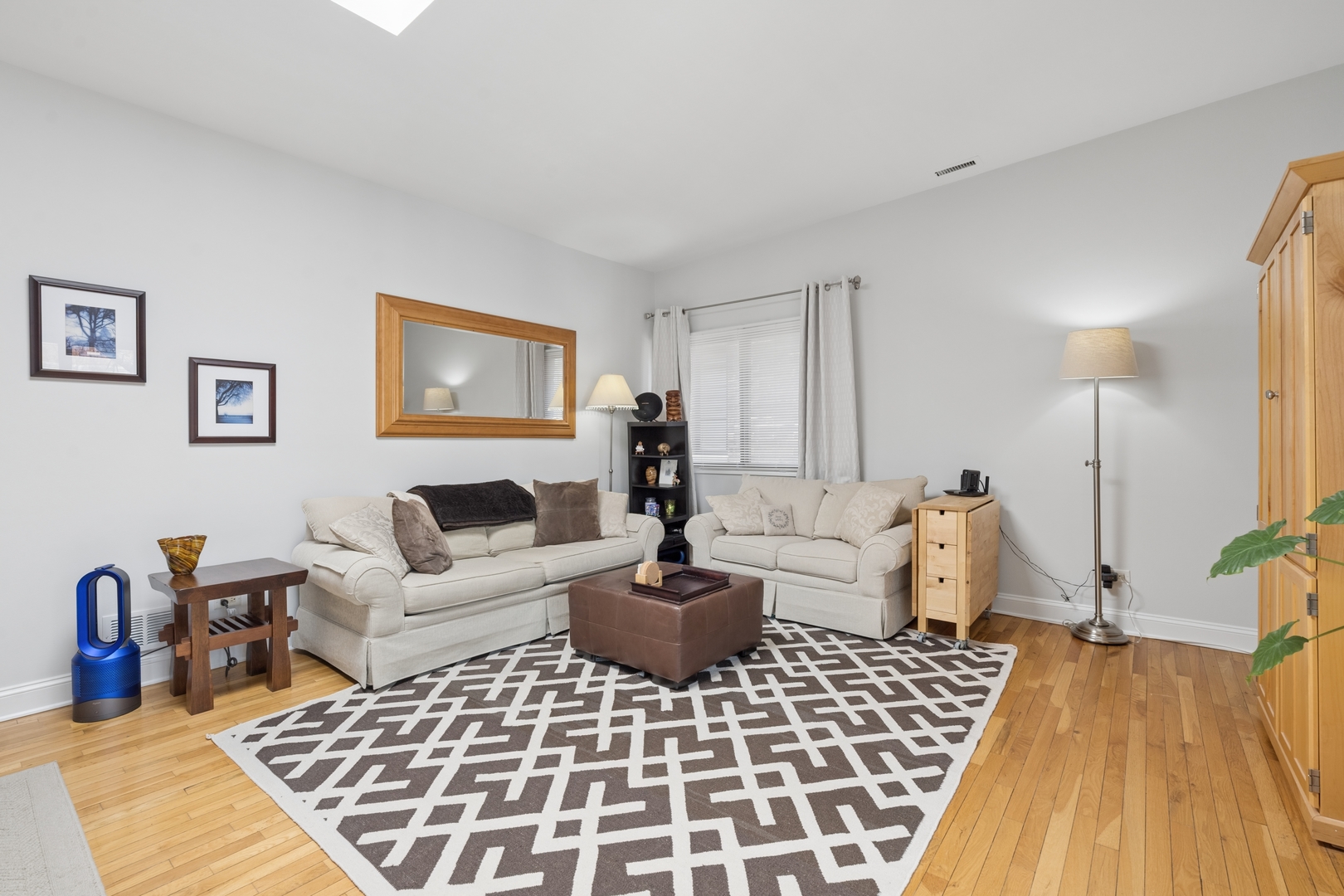 1122 W ALTGELD Street Unit: 12