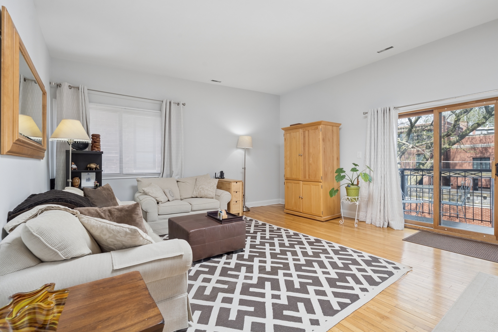 1122 W ALTGELD Street Unit: 12